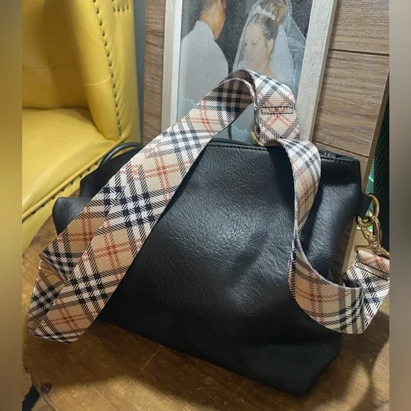 Black Crossbody Good Condition - Picture 2 of 3